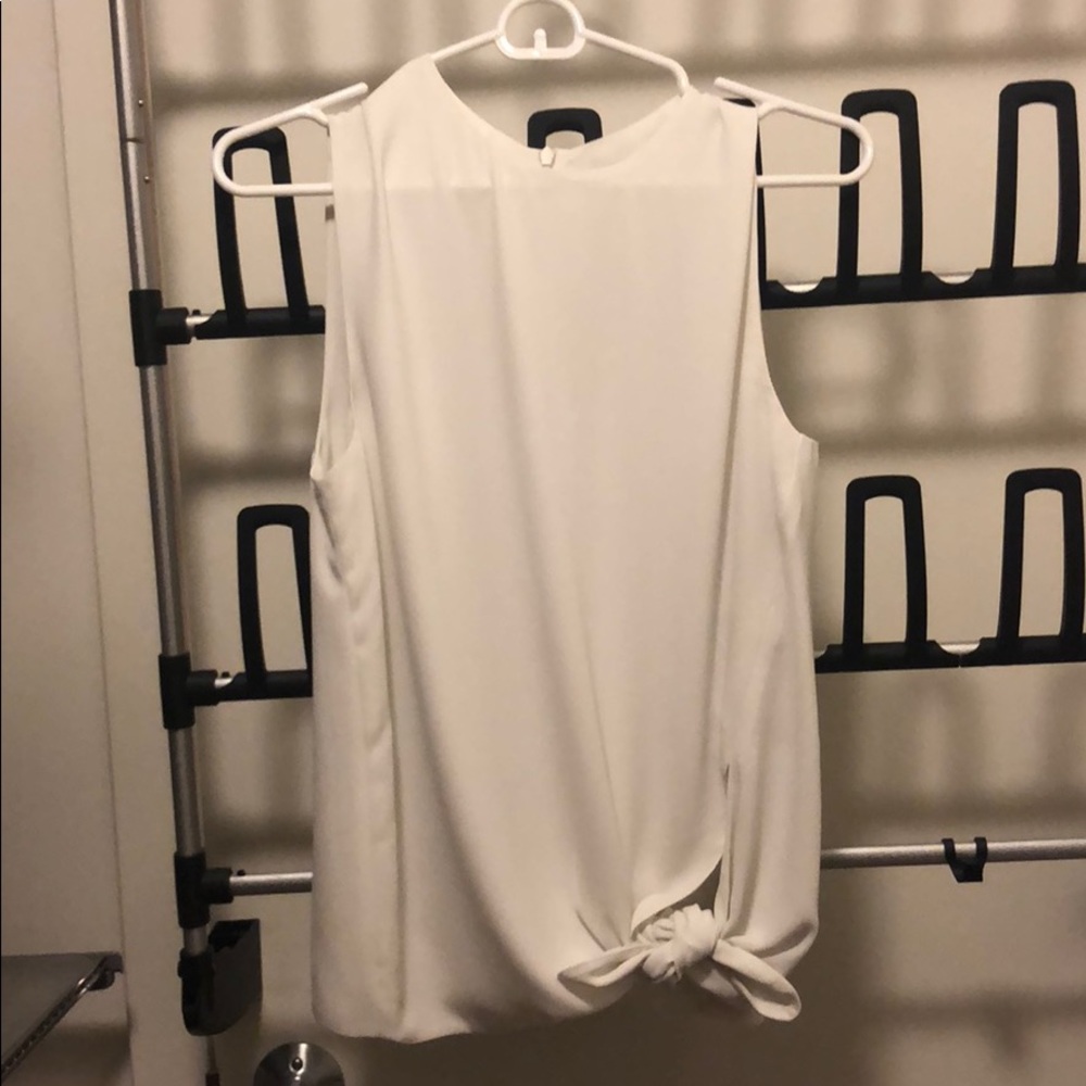 Flowy white tank with side knot